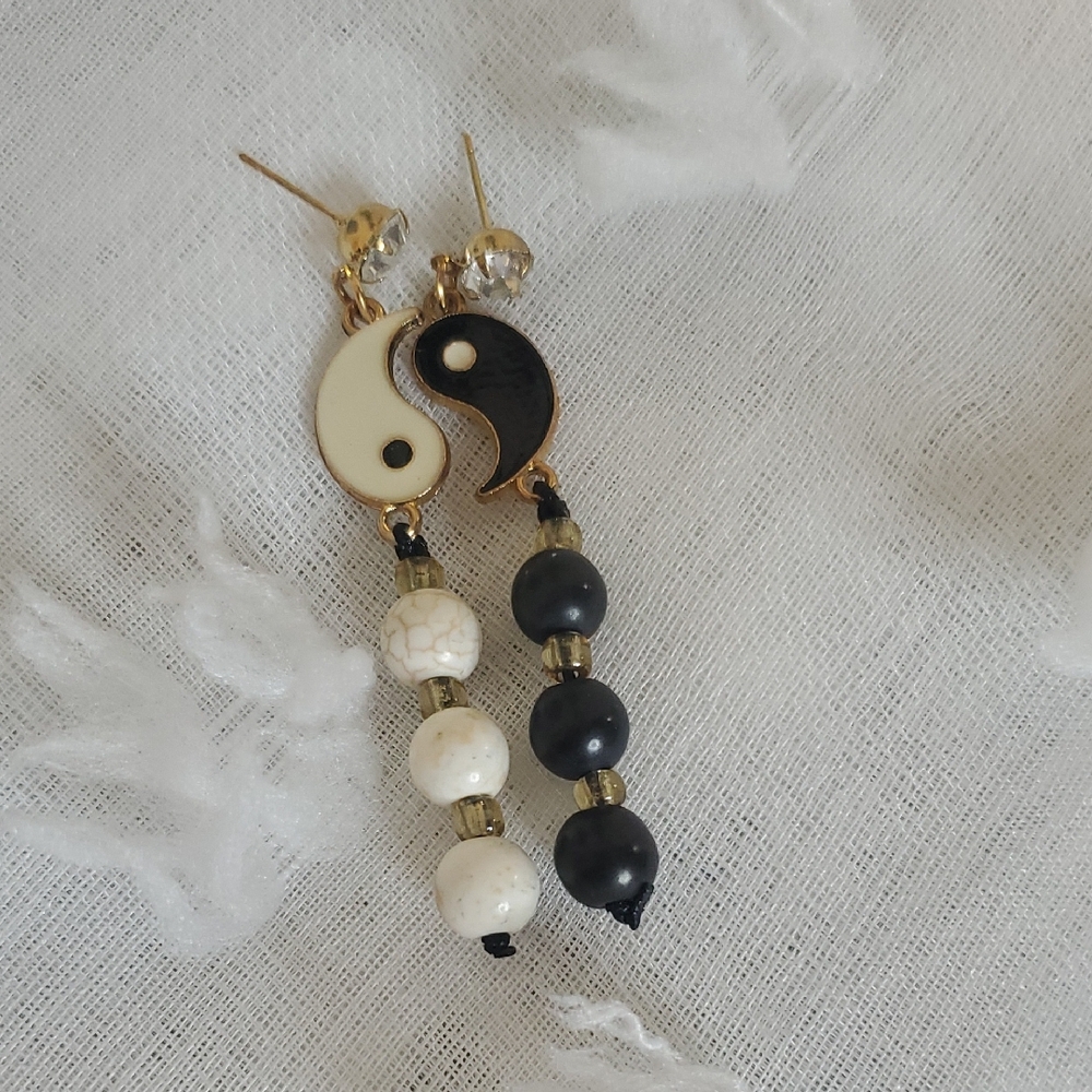 Chic Yin Yang Drop Earrings in Black and Cream